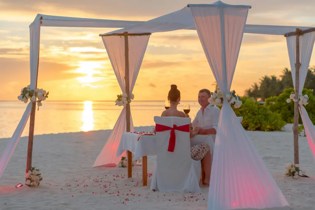 Couples Romantic Sunset Dinners In Cancun